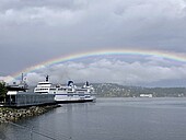 Fähre mit Regenbogen