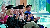 Die Anwesenden verfolgen die feierliche Zeremonie voller Stolz und Freude: Hier u.a. Kathrin Paul (Transatlantik-Institut) sowie Prof. Dr. Richard Hawkins, Prof. Dr. Lane Lampert, Prof. Dr. Steve Lemay und Prof. Dr. Justin Davis (College of Business)