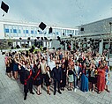 Absolventen beim Werfen der Alumnihüte