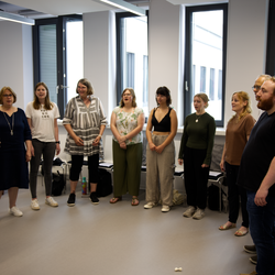 Der Hochschulechor in kreis aufstellung im Probenraum