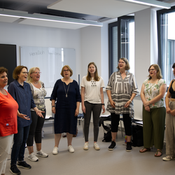 Der Hochschulechor in kreis aufstellung im Probenraum
