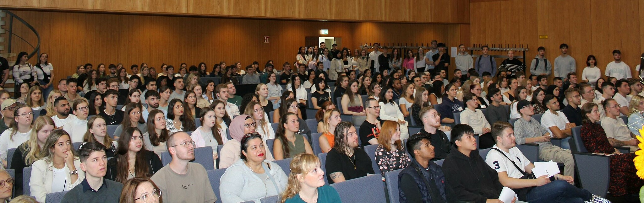 Volles Haus: Blick ins Auditorium bei der Erstsemesterbegrüßung zum WS 2023/24 (Bild: HWG LU)