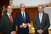 (v.l.) Wissenschaftsminister Clemens Hoch, Präsident Prof. Dr. Gunther Piller und seinen Amtsvorgänger Prof. Dr. Peter Mudra bei der symbolischen Übergabe des Hochschulschlüssels. (Bild: HWG LU/Käufer)