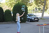 The giant soap bubbles caused great enthusiasm at the family day.
