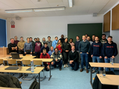 Data Science und Big Data in der Praxis: Studierende mit Prof. Dr. Klaus Freyburger (v.l.) und Unternehmensvertreter*innen bei Abschlussvorträgen zum Praxisprojekt (Bild: HWG LU).