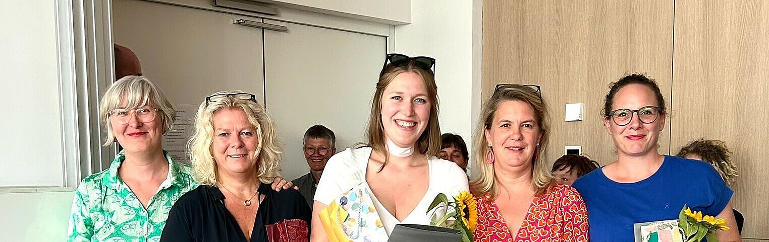 Gruppenbild mit vier Absolventinnn und Studiengangsleiterin
