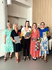 Gruppenbild mit vier Absolventinnn und Studiengangsleiterin