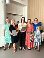 Gruppenbild mit vier Absolventinnn und Studiengangsleiterin