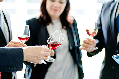 Wine business group mba wine gruppe mit rotweingläsern