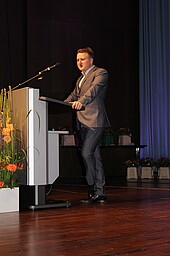 Die Studierendenrede hielt Maximilian Schröder, Absolvent im Masterstudiengang Wirtschaftsinformatik mit Schwerpunkt Management & Consulting