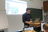 Kinderuni-Dozent Prof. Dr. Peer Küppers (Bild: HWG LU)