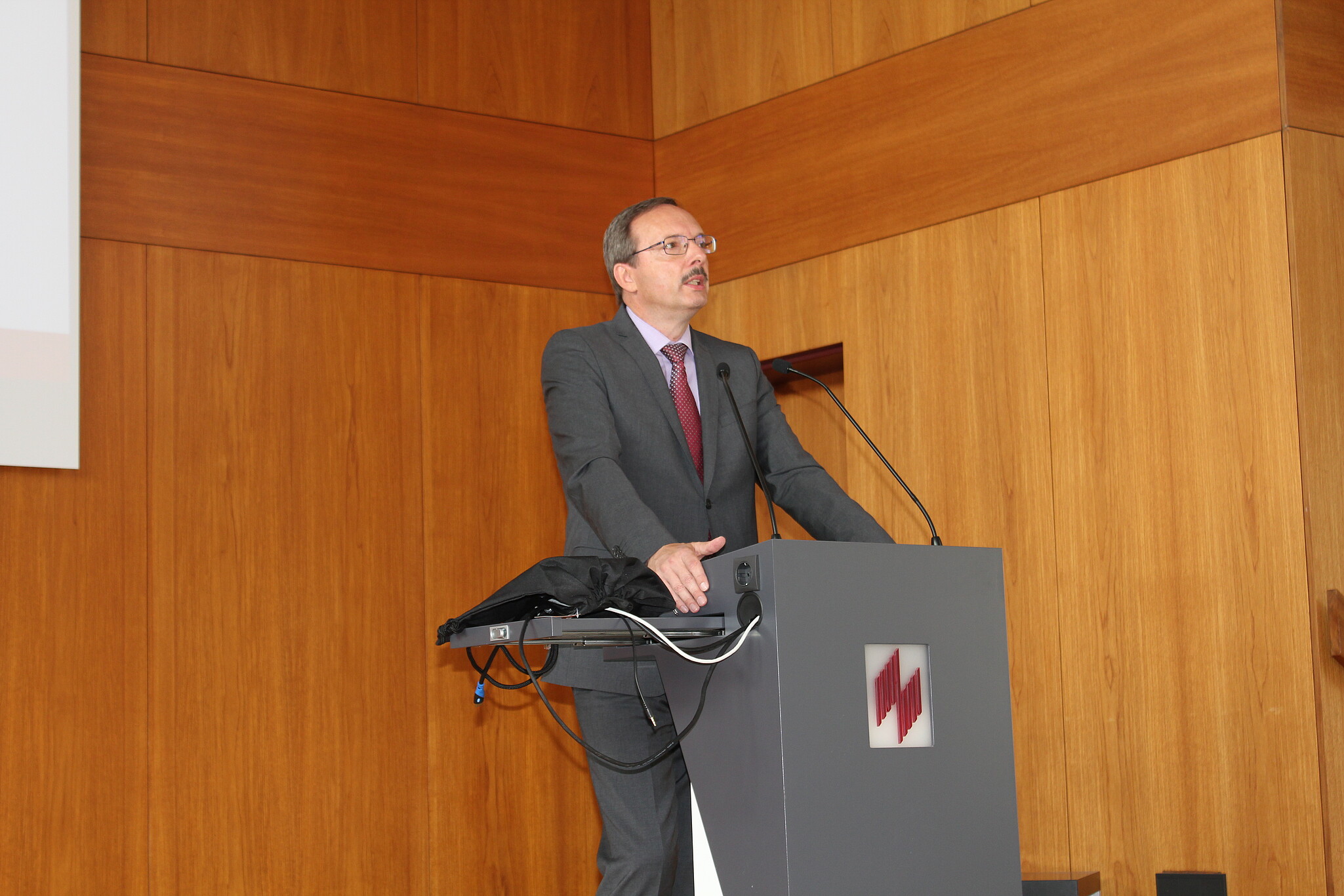 University President Prof. Dr. Peter Mudra welcoming the first semester students