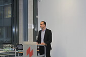 Mann am Rednerpult