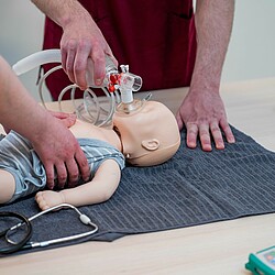 Reanimationsübung an eine Kinder Puppe.