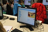 Kinderuni: Programmieren an den Bildschirmen (Bild: HWG LU)