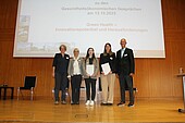 Preisverleihung des Fördervereins Gesundheitsökonomie mit den beiden Preisträgerinnen Vanessa Gergereder und Saskia Staiger  (Bild: HWG LU)  