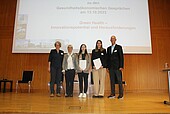 Award ceremony of the Förderverein Gesundheitsökonomie with the two award winners Vanessa Gergereder and Saskia Staiger (Photo: HWG LU)