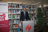 University President Prof. Dr. Peter Mudra welcomed the freshmen exceptionally via video message from the library.