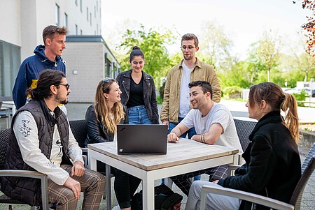 Studierende auf dem Campus der HWG LU