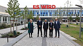 Gruppenfoto vor dem Neubau der Hochschule