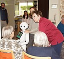 Humanoider Roboter Pepper im Einsatz in der Tagespflege