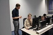 Auch Dozent Peer Küppers hilft bei Fragen gerne weiter. (Bild: HWG LU)