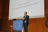 Staatssekretär Dr. Denis Alt überbrachte das Grußwort des Ministeriums für Wissenschaft und Gesundheit RLP (Bild: HWG LU)