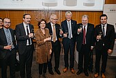 Anstoßen auf das zehnjährige Jubiläum (v.l.): Romain Pierron, UHA Colmar; Prof. Dr. Peter Mudra, Präsident der Hochschule für Wirtschaft und Gesellschaft Ludwigshafen; Malu Dreyer, Ministerpräsidentin Rheinland-Pfalz; Dr. Günter Hoos, Direktor DLR Rheinpfalz; Prof. Dr. Ulrich Fischer, Institutsleiter Weinbau und Oenologie DLR Rheinpfalz; Kurt Beck, Ministerpräsident Rheinland-Pfalz a.D.; Prof. Dr. Dominik Durner, Studiengangsleiter Dualer Studiengang Weinbau und Oenologie
