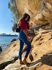 Arzu Taj am Strand von Sydney Quarantine Station