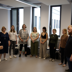 Der Hochschulechor in kreis aufstellung im Probenraum