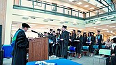 Melissa Brode begrüßt die Gäste im gefüllten Atrium auf dem Campus der UWF