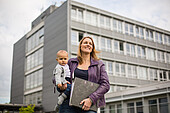 Studentin mit Baby