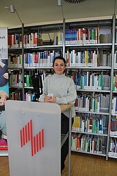 Marketing-Studentin Sarah Gonzalez-Störkel stellte den Erstsemestern die Hochschule vor. (Bild: HWG LU)