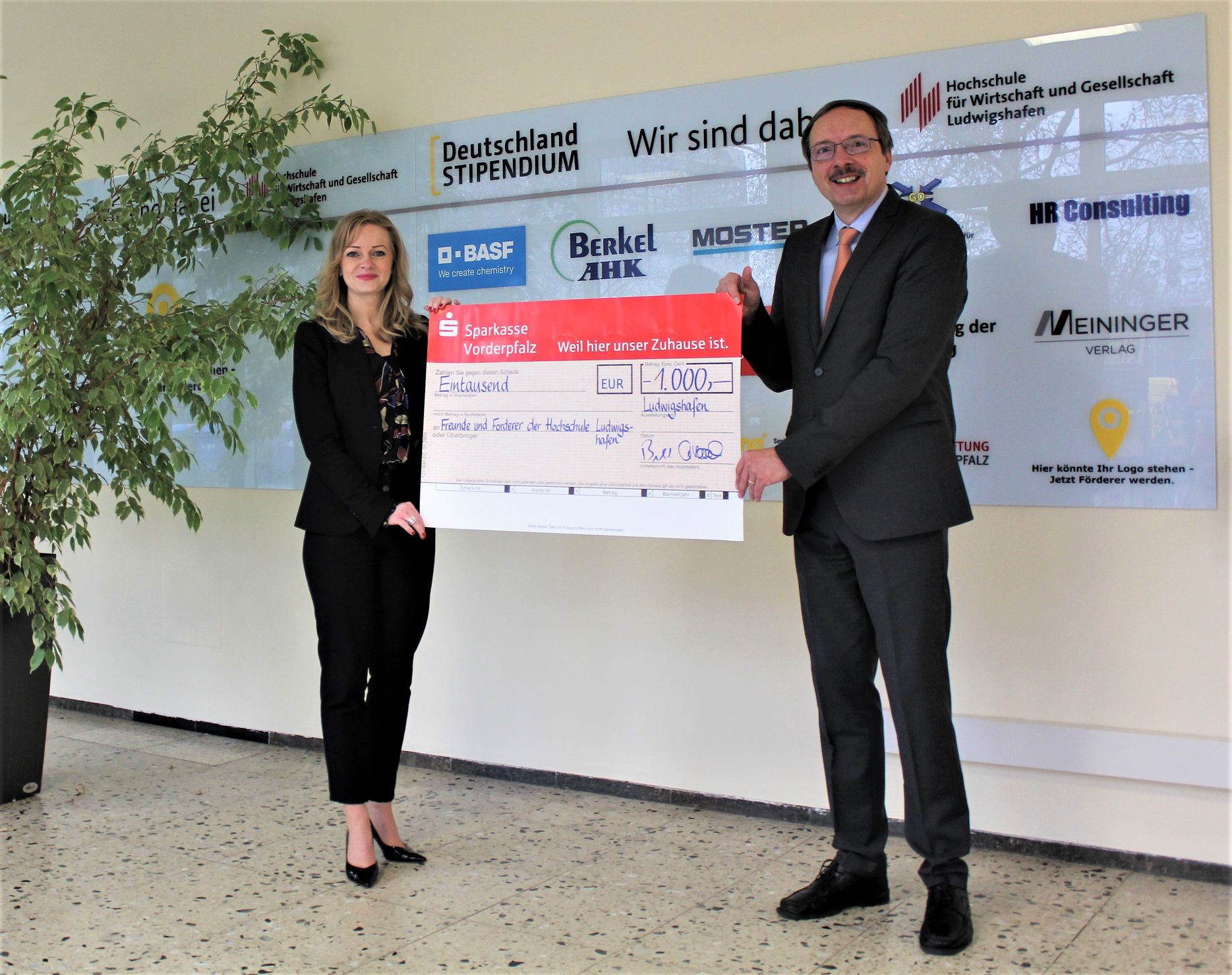 Tatjana Kamrad, Leiterin Personalentwicklung und Ausbildung der Sparkasse Vorderpfalz, und Hochschulpräsident Prof. Dr. Peter Mudra bei der symbolischen Übergabe des Spendenschecks gestern an der HWG LU. (Bild: HWG LU)